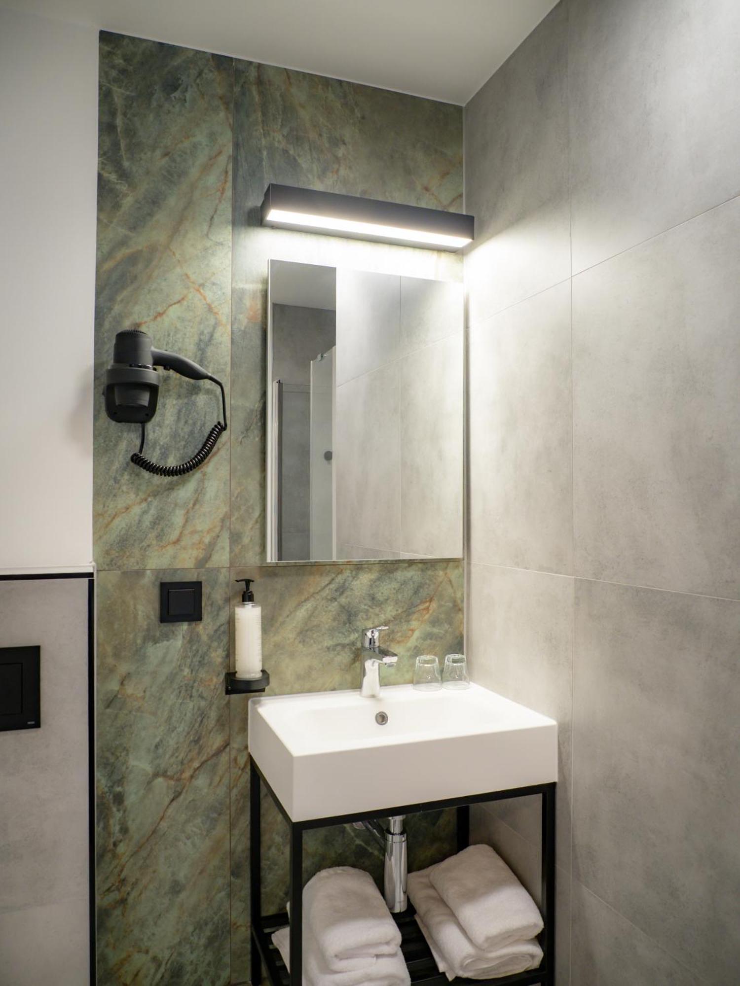 B&B Hotel Leszno Лешно Екстериор снимка